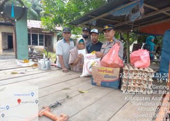 Korban Kebakaran di Desa Air Genting Asahan Terima Bantuan dari Kapolsek Air Batu 