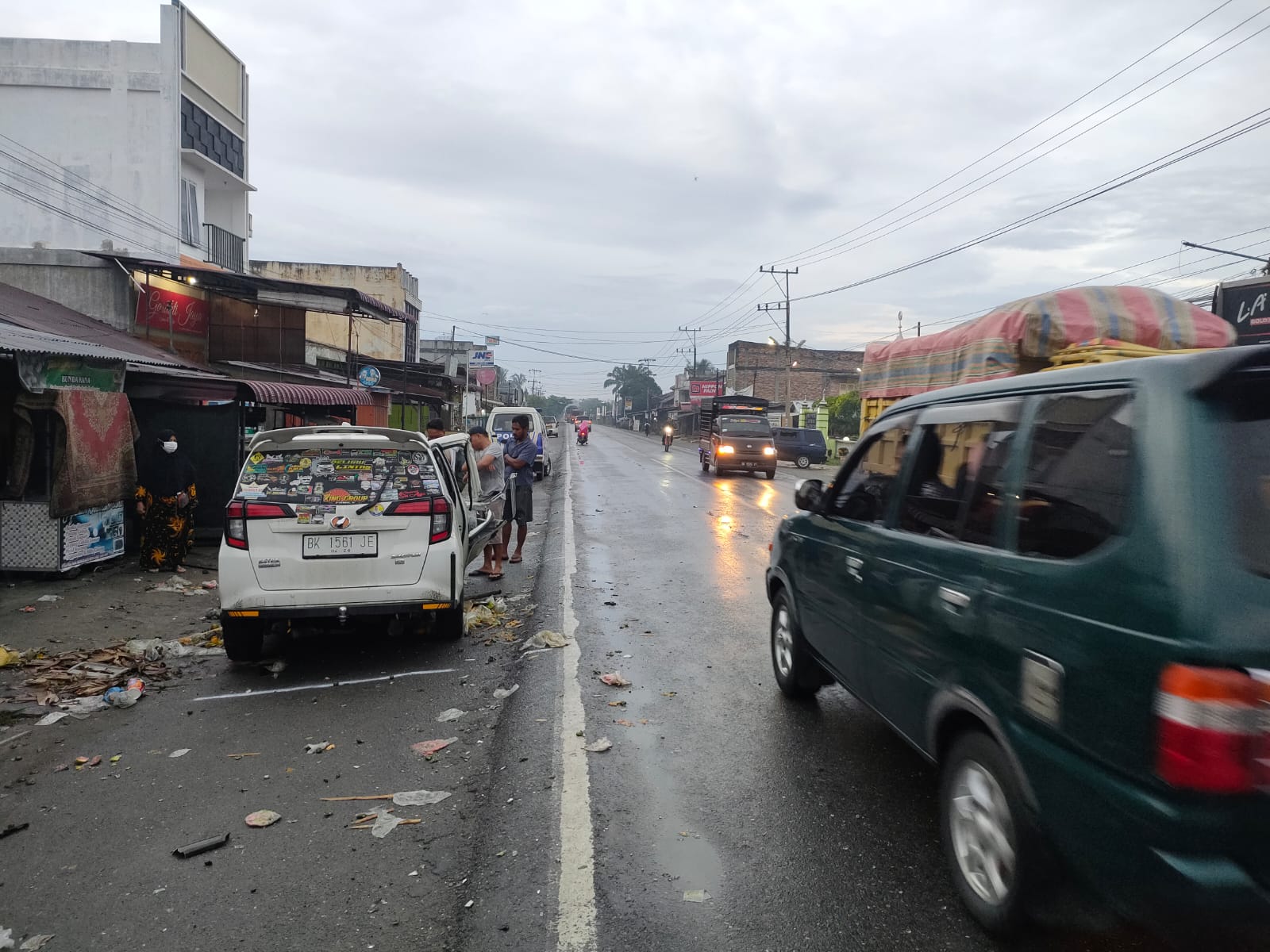 Usai Tabrakan dengan Daihatsu Sigra, Bus PMS Tabrak Rumah Warga di Asahan