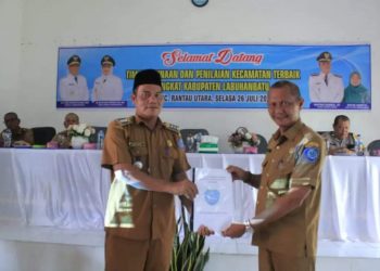 Asisten I Pemerintahan Dan Kesra Labuhanbatu Sarimpunan Ritonga (kanan), Kepala Kantor Kecamatan Rantau Utara M. Nasir Rambe (kiri). 