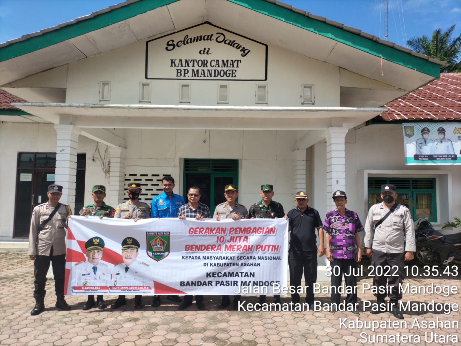Polsek Bandar Pasir Mandoge dan Prapat Janji Bersama Forkopimcam Bagikan Bendera Merah Putih ke Warga