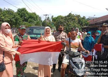 Polsek Bandar Pasir Mandoge dan Prapat Janji Asahan Bersama Forkopimcam Bagikan Bendera Merah Putih ke Warga