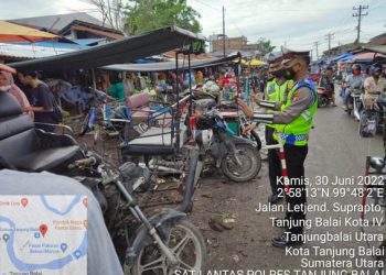 Lancarkan Lalu Lintas, Satlantas Polres Tanjungbalai Tertibkan Parkir Serta PKL di Badan Jalan