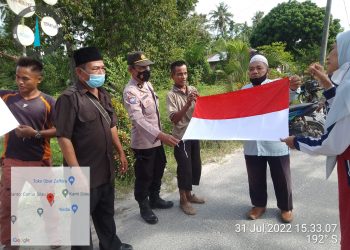 Kanit Binmas Polsek Air Joman Hadiri Gerakan Pembagian 10 Juta Bendera Merah Putih ke Warga