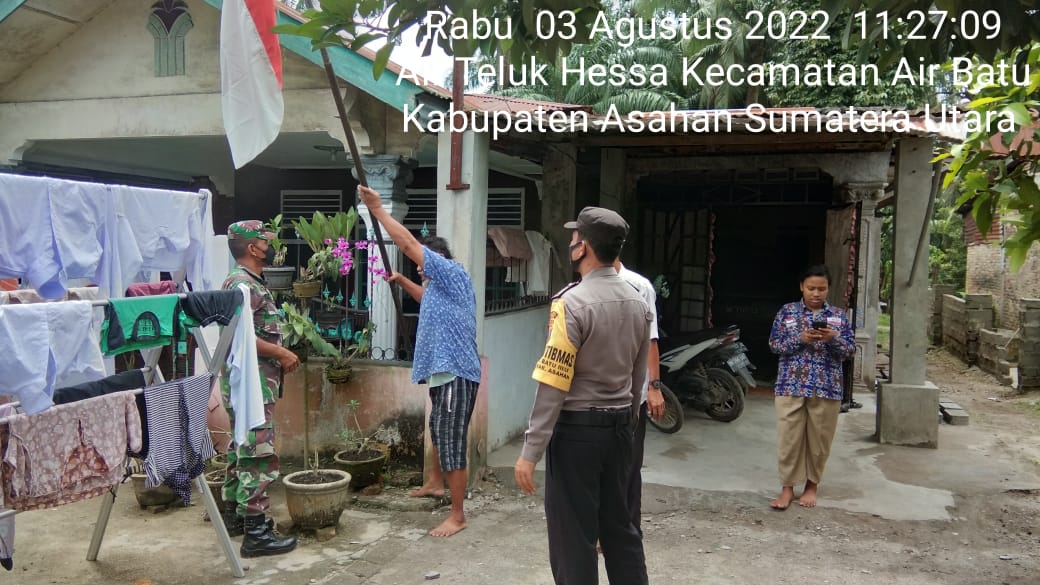 Bhabinkamtibmas Polsek Air Batu Ajak Warga Pasang Bendera Merah Putih