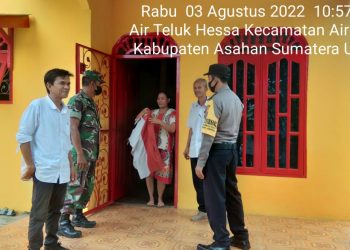 Bhabinkamtibmas Polsek Air Batu Ajak Warga Pasang Bendera Merah Putih