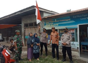 Ka Pol Posyan Meranti Ajak Warga Pasang Bendera Merah Putih