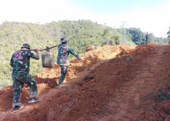 Lokasi Jalan Baru Terjal dan Licin, Satgas TMMD Ke-114 Kodim 0211/TT Terpaksa Pikul BBM