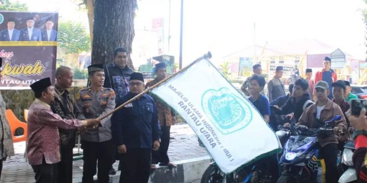 para peserta saat berangkat untuk mengikuti kemah dakwah. 