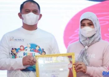 Bupati Labuhanbatu H Erik Adtrada Ritonga (kiri). 