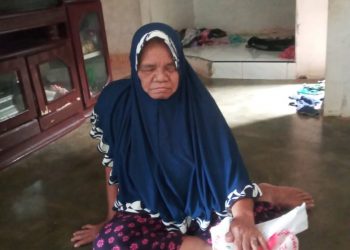 Warga yang menerima beras dari TS salah satu Cakades di Rahuning 2