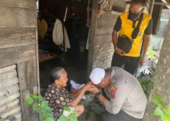 Jum’at Barokah, Kapolres Tanjungbalai Berbagi Kasih Kepada Warga