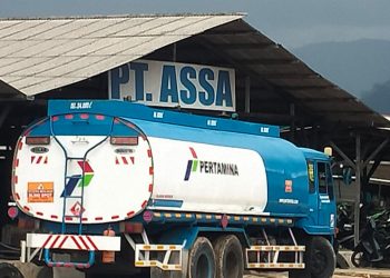 Unit mobil truk tanki memasuki dan membongkar muatan di Tangkahan Perikanan PT ASSA Pondok Batu. 