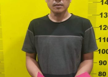 Tersangka saat di kantor polisi