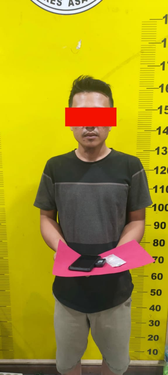 Tersangka saat di kantor polisi
