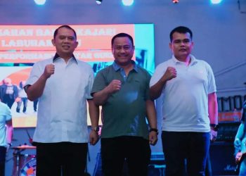 Bupati Labuhanbatu H Erik Adtrada Ritonga (kiri). 