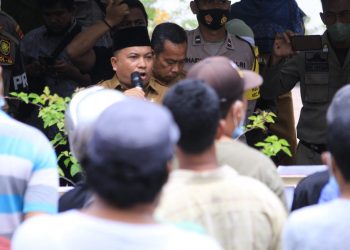 Plt Kadis DLH Labuhanbatu Rusli saat menemui massa pengunjukrasa.