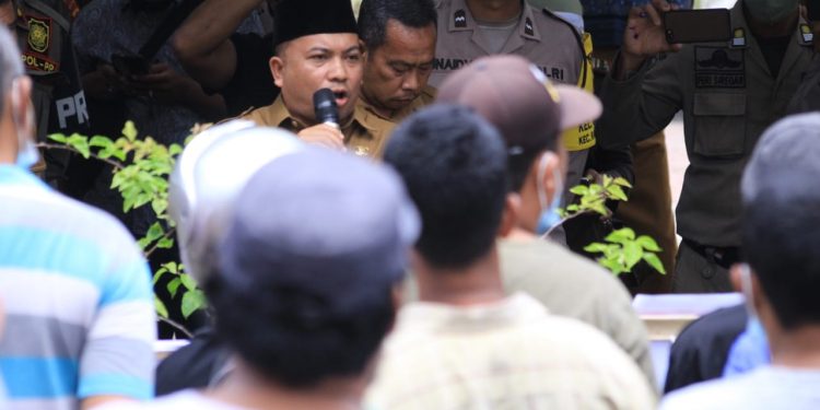 Plt Kadis DLH Labuhanbatu Rusli saat menemui massa pengunjukrasa.