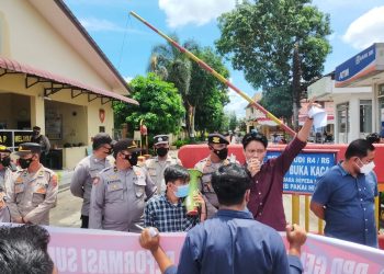 Massa DPD GARI-SU Menggelar Orasi di Mapolres Asahan