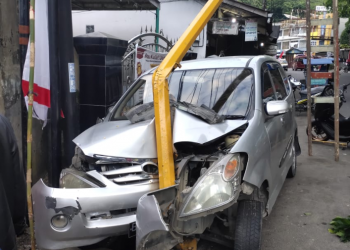 Mobil yang nabrak tiang