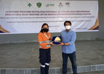 Senior Manager Community PT Agincourt Resources Christine Pepah menyerahkan plakat penghargaan kepada Direktur CV Sinergi Medika Indonesia Dani Ferdian saat peluncuran Program Revitalisasi Posyandu di Batangtoru. 