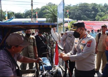 Kapolres Tapteng Bagikan Bendera Merah Putih ke Masyarakat