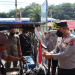 Kapolres Tapteng Bagikan Bendera Merah Putih ke Masyarakat