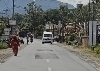 Lobang urukan preservasi jalan nasional dibiarkan menganga tanpa rambu peringatan. 