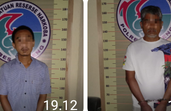 Kedua tersangka saat di kantor polisi