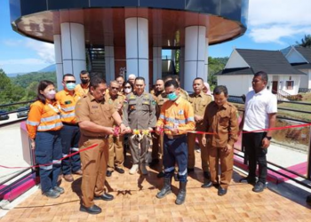 General Manager Operations PTAR Rahmat Lubis didampingi Setdakab Tapsel Parulian Nasution menggunting pita sebagai simbol penyerahan tambahan fasilitas bangunan Menara Pandang.