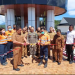 General Manager Operations PTAR Rahmat Lubis didampingi Setdakab Tapsel Parulian Nasution menggunting pita sebagai simbol penyerahan tambahan fasilitas bangunan Menara Pandang.