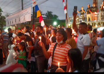 Aksi 1.000 lilin yang digelar masyarakat Tapteng di Tugu Hutabarat, Sibuluan. 