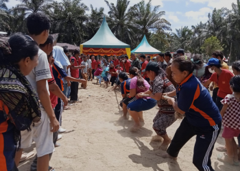 Ibu-ibu peserta lomba tarik tambang.