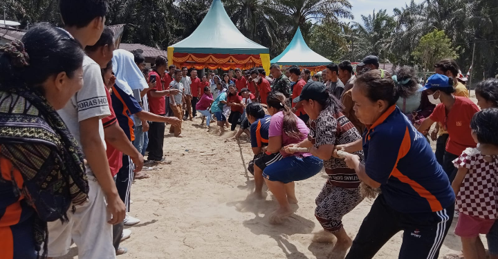 Ibu-ibu peserta lomba tarik tambang.