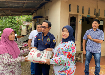Delmeria Salurkan Bantuan Beras, Warga Ucapkan Terima Kasih