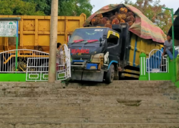 Dump Truck Tabrak Pagar Masjid di Tapteng