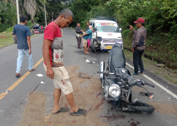 (Taslab News/Dzulfadli Tambunan)  Kedua korban terkapar di badan jalan, usai menabrak mopen yang melintas.