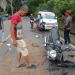 (Taslab News/Dzulfadli Tambunan)  Kedua korban terkapar di badan jalan, usai menabrak mopen yang melintas.