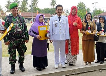 Upacara Penurunan Bendera Merah Putih, Camat Meranti Bagi Hadiah Pemenang