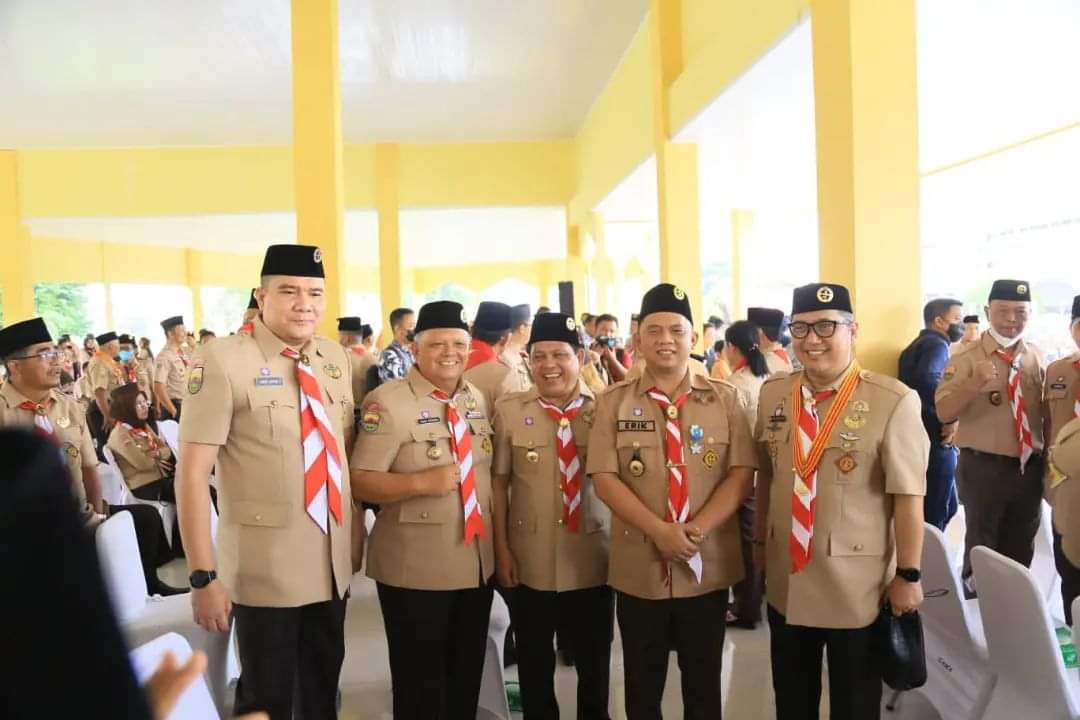 Bupati Labuhanbatu H Erik Adtrada Ritonga (dua kanan).
