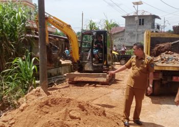 Atasi Penyebab Banjir di Jalan Perjuangan, Dinas PKPLH Sibolga Turunkan Alat Berat dan Dump Truk