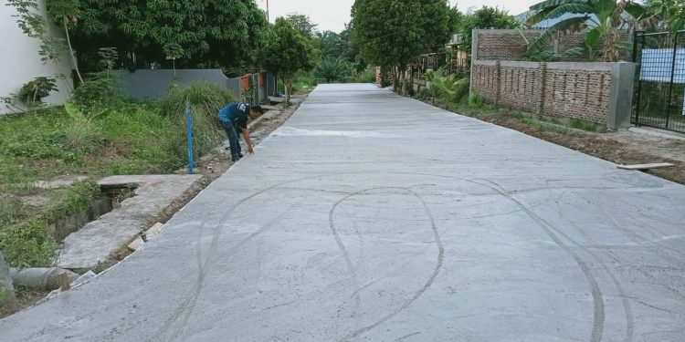 Waduh, Pekerja Akui Pengerjaan Perbaikan Jalan di Kisaran Naga Asal Jadi, Semen Banyak Campuran Airnya, Tanah Seharusnya 5 Trek hanya 1 Trek