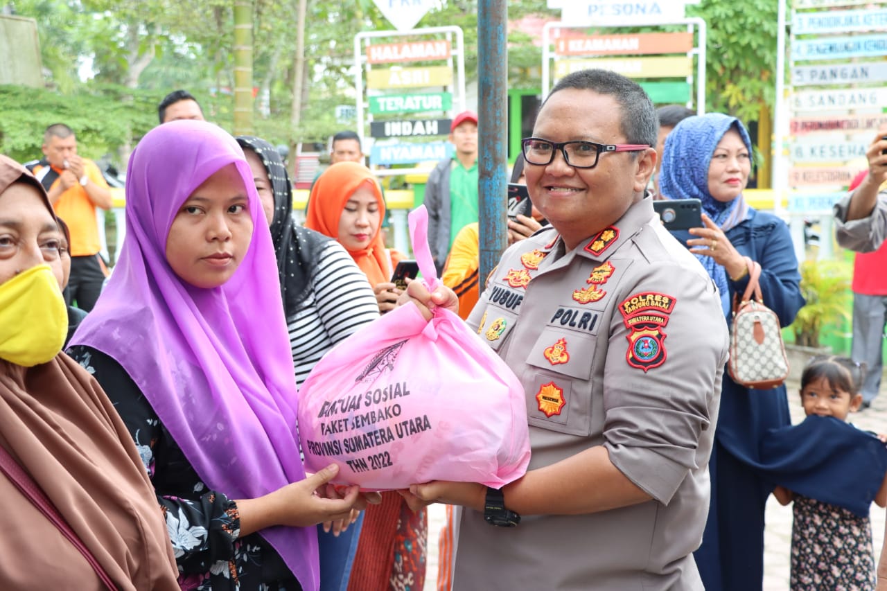Kapolres dan Walikota Bersama Forkopimda Berikan Bansos Kepada Masyarakat Kota Tanjungbalai