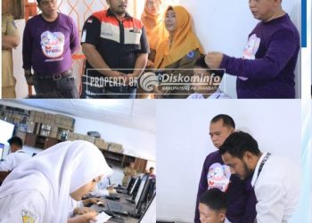 Kadis Pendidikan Labuhanbatu Asrol Azis Lubis bersama Bupati Labuhanbatu H Erik Adtrada Ritonga saat memonitoring kesiapan salahsatu sekolah dalam menghadapi ANBK tahun 2022. 
