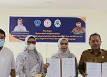 Dirut RSUD Rantauprapat dr Syafril bersama Kadis Kesehatan dan Ketua YKI cabang Labuhanbatu dr. H. Maya Hasmita, S.POG,MKM saat berfoto bersama. 
