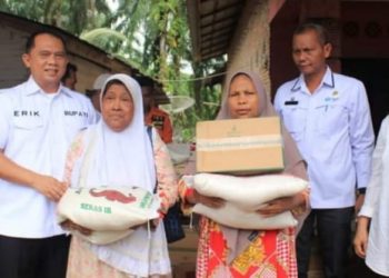 Bupati Labuhanbatu H Erik Adtrada Ritonga saat memberikan bantuan kepada korban bencana alam puting beliung. 