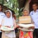 Bupati Labuhanbatu H Erik Adtrada Ritonga saat memberikan bantuan kepada korban bencana alam puting beliung.