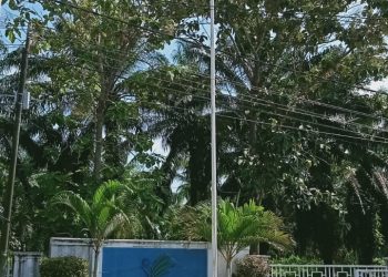 Miris, Dinsos Asahan Kibarkan Bendera Merah Putih yang Koyak