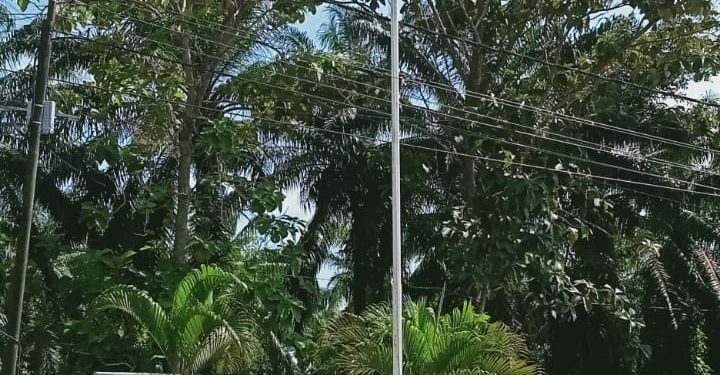 Miris, Dinsos Asahan Kibarkan Bendera Merah Putih yang Koyak