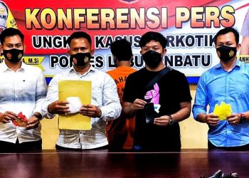 Kanit ll Sat Narkoba Polres Labuhanbatu IPDA Sujiwo S. Priyono S. Tr.K bersama petugas lainnya saat menunjukkan barang bukti.
