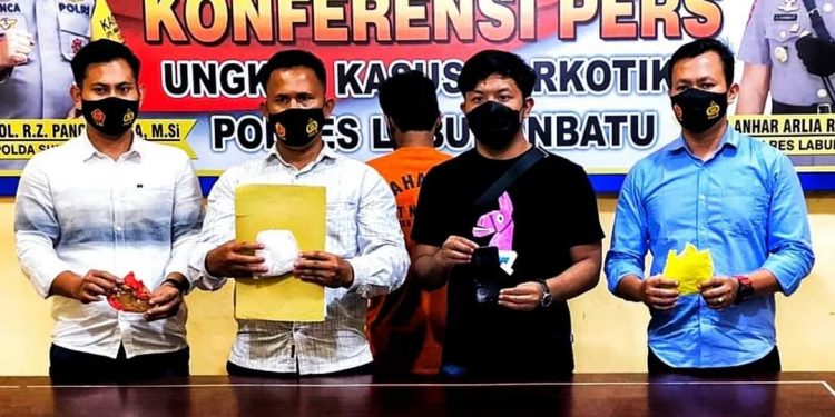 Kanit ll Sat Narkoba Polres Labuhanbatu IPDA Sujiwo S. Priyono S. Tr.K bersama petugas lainnya saat menunjukkan barang bukti.
